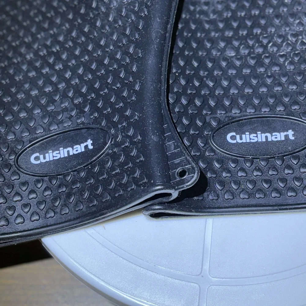 Cuisinart heat resistor silicon gloves NWOT 10.5 length waterproof repels grease